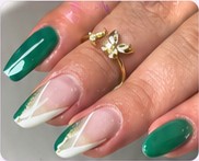 Unhas alongadas verdes e francesinha branca