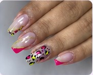 Unhas decoradas em rosa, vermelho e estampa colorida