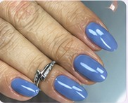 Unhas azuis com acabamento brilhante