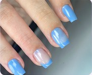 Unhas em azul e nude com detalhes dourados