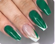 Francesinha azul em unhas delicadas