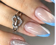 Unhas azuis e nude com acabamento moderno